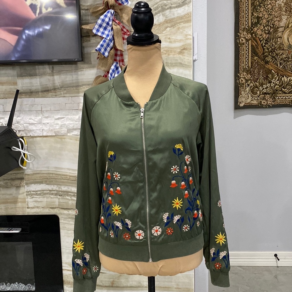Xhilaration green floral bomber jacket. With front zipper.